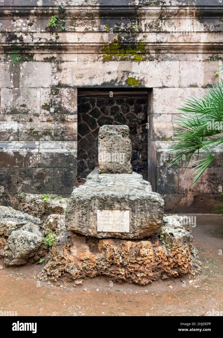 Reste der alten Stadtmauer von Panormo Antica vor der Kirche von San Cataldo, Palermo, Sizilien, Italien Stockfoto