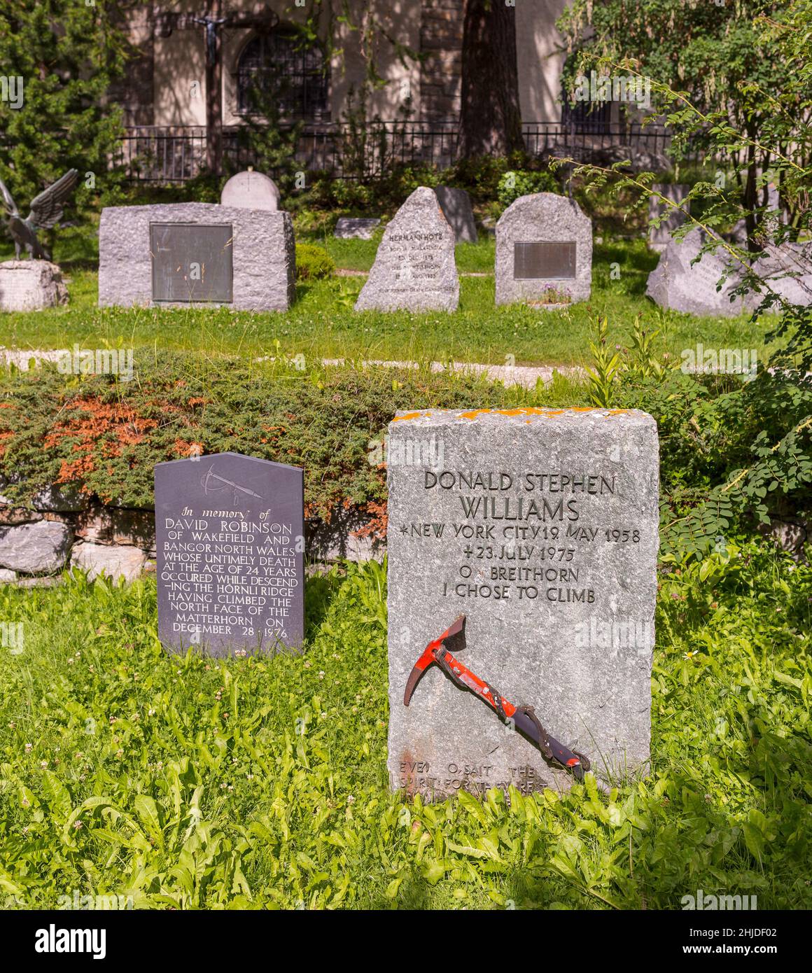 ZERMATT, SCHWEIZ - Gedenkstein mit Eispickel für Bergsteiger Donald Stephen Williams, Bergsteigerfriedhof, Bergsteigerfriedhof. Stockfoto