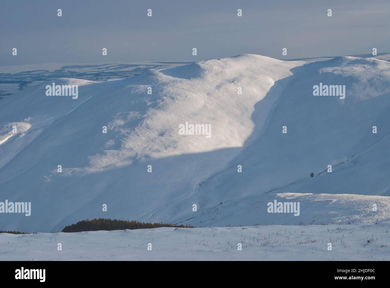 Skipisten auf Scald Law. Eine verschneite Winteransicht von Black Hill in Richtung Scald Law und East Kip. Stockfoto