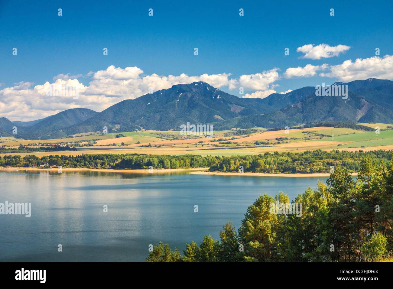 Landschaft mit der Niederen Tatra, Blick vom Liptovska Mara-Staudamm, Slowakei, Europa. Stockfoto