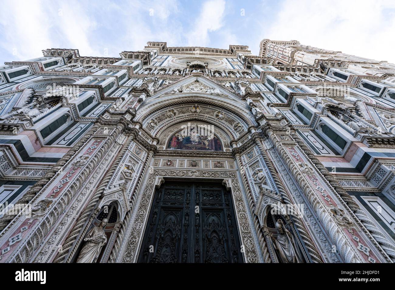Florenz, Italien. Januar 2022. Detail der Eingangstür zur Basilika Santa Maria del Fiuore im Stadtzentrum Stockfoto