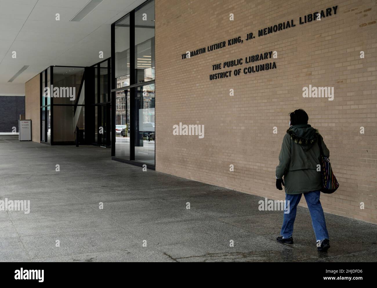 Ein Fußgänger geht an der Martin Luther King Jr. Memorial Library vorbei,  nachdem Amazon-Gründer Jeff Bezos eine Spende in Höhe von $2,7 Millionen  für das Alphabetisierungsprogramm der DC Public Library in Washington,