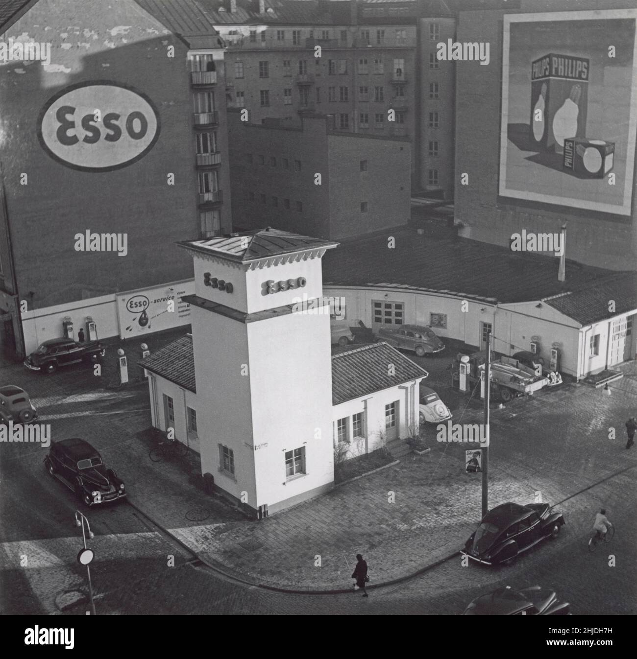 Esso-Tankstelle des 1940s. Stockholms erste Tankstelle an der Birger Jarlsgatan 68. Es wurde 1926 gebaut und war damals die Marke Pratt Benzin. Das Unternehmen wurde später von Standardöl gekauft. Noch 2021 war der Bahnhof Teil der Firma Circle K, ist aber jetzt abgerissen. Esso ist der Handelsname für ExxonMobil. Stockfoto