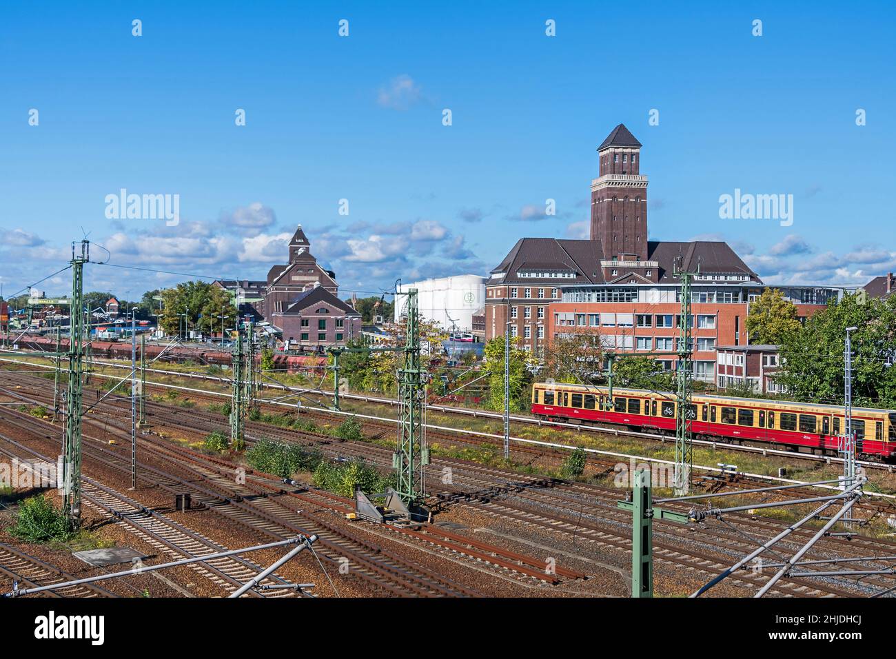 Berlin, Deutschland - 6. Oktober 2021: Bahnhof, Verwaltungsgebäude und S-Bahn im Westhafenhafen BEHALA, einem der größten in Deutschland Stockfoto