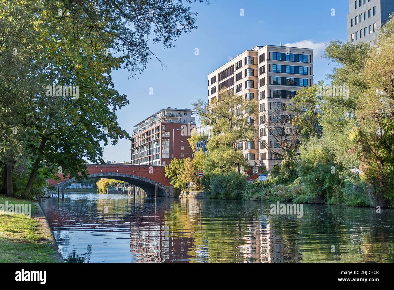 Berlin, Deutschland - 7. Oktober 2021: Ufer des Landwehrkanals Salzufer und Einsteinufer mit der 1910-1911 erbauten Straßenbrücke Dovebrücke und einem li Stockfoto