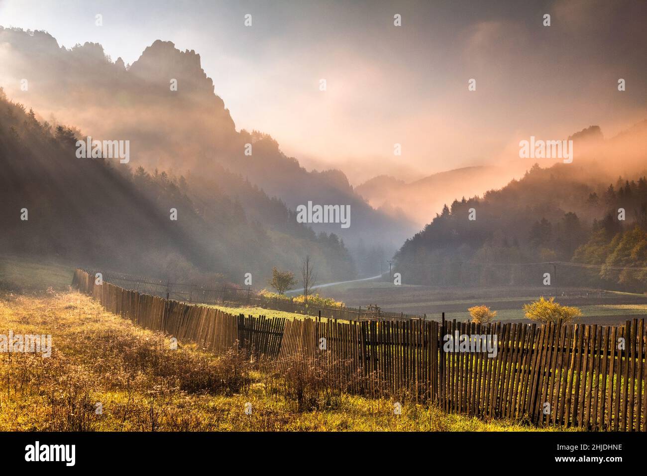 Morgensonne in gebirgiger Landschaft in herbstlichen Farben, Slowakei - Sulov Felsen, Europa. Stockfoto