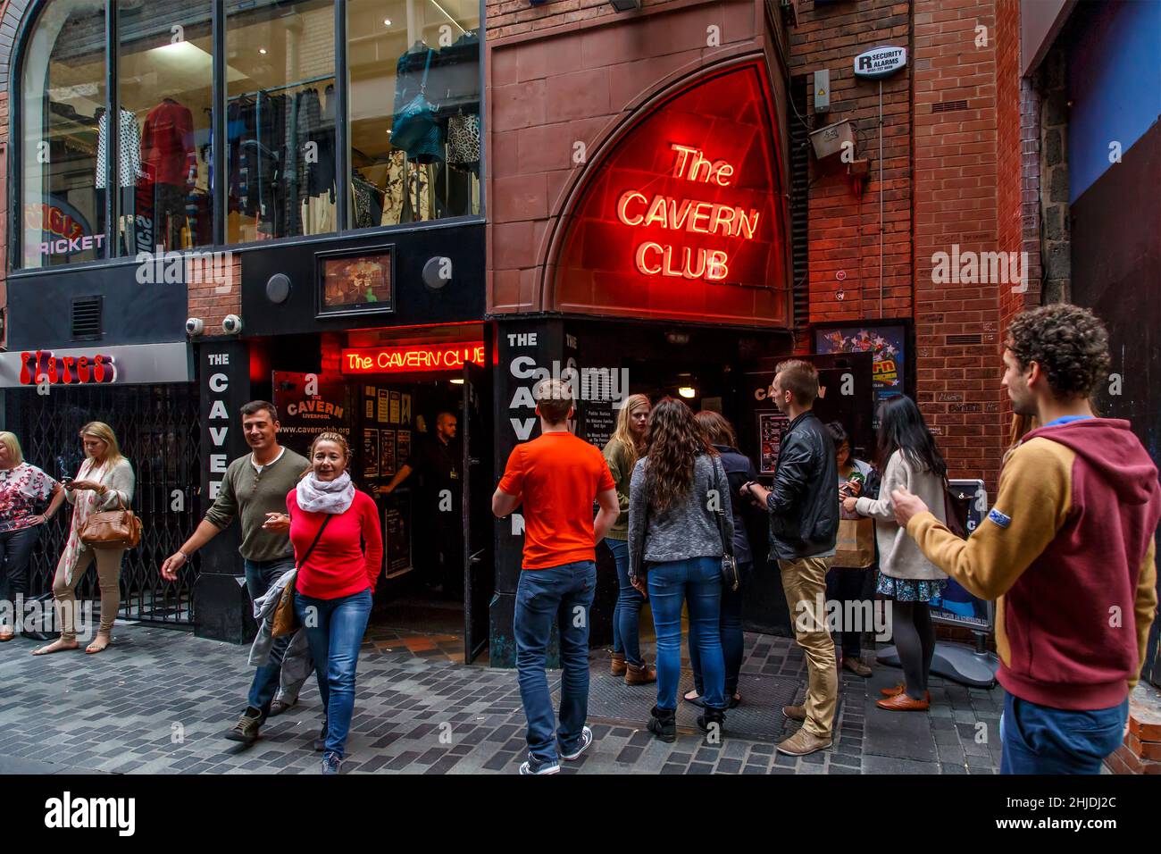 LIVERPOOL, GROSSBRITANNIEN - 13. SEPTEMBER 2014: Am Eingang des berühmten The Cavern Club, dem Ausgangspunkt von Beat, befinden sich nicht identifizierte Personen Stockfoto