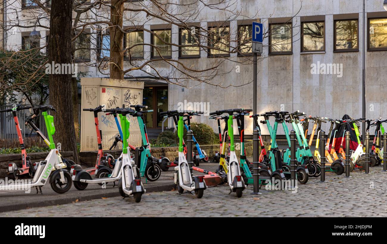 Elektrische Push-Scooter warten an einem Wintertag in der Kölner Altstadt auf die Nutzer Stockfoto