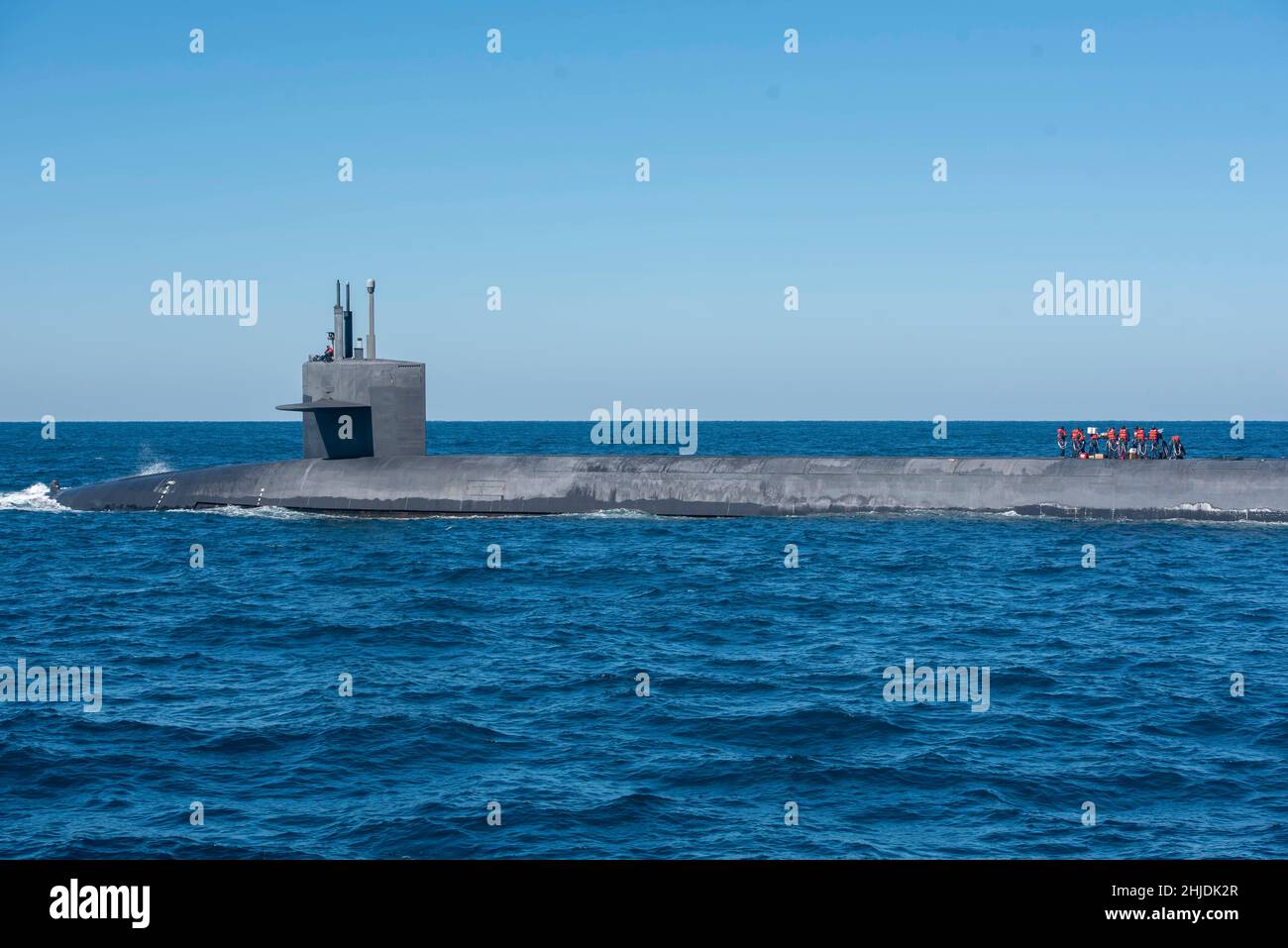 ATLANTISCHER OZEAN (Jan 24, 2022) das U-Boot USS Wyoming (SSBN 742) Blue Crew der Ohio-Klasse mit ballistischen Raketen bereitet sich darauf vor, einen Austausch von Kommando- und Besatzungen auf See durchzuführen. Dieser regelmäßig geplante Kommandoaustausch auf See zeigt die Kontinuität und operative Flexibilität unserer auf See basierenden nuklearen Abschreckungseinsätze und unserer zuverlässigen ballistischen U-Boot-Truppe. Die Effizienz des Austausches von Besatzungen auf See ermöglicht es den Seeleuten, sich mit ihren Familien wieder zu vereinen und bietet eine ready, widerstandsfähige U-Boot-Kraft. (USA Navy Foto von Mass Communication Specialist 2nd Klasse Aaron Xavier Saldana/Release Stockfoto