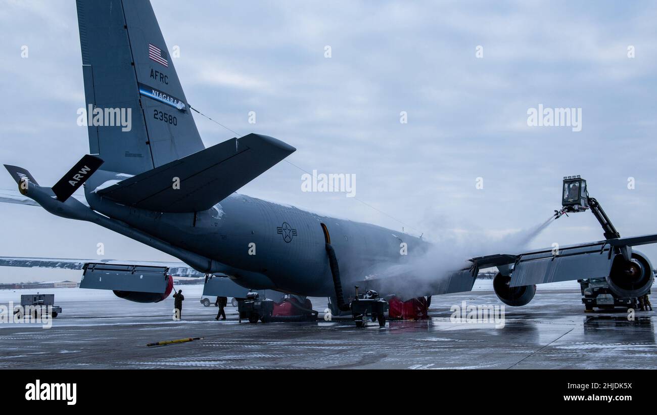 Mitglieder der 914th Maintenance Group enteizen und bereiten einen KC-135R Stratotanker für den Flug zum MacDill Air Force Base, FL. An der Niagara Falls Air Reserve Station, N.Y. am 25. Januar 2022 vor. Aircrew und Betreuer nehmen an der „Annual Tour Winter Fly-Away 2022“ Teil, um die Flugstunden und Trainingsmöglichkeiten bei schlechtem Winterwetter an der Heimstation zu maximieren. (USA Luftwaffe Foto von Peter Borys) Stockfoto