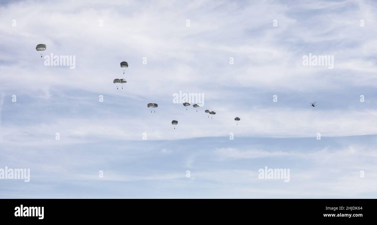 Fallschirmjäger der US-Armee, die der 173. Airborne Brigade zugeordnet sind, führen während des Bajonet Ready 22 einen Luftsprung im Joint National Readiness Center im Hohenfels Training Area, Deutschland, am 20. Oktober 2021 durch. Übung Bayonet Ready 22 ist eine Richtlinie der United Sates Army Southern European Task Force – Africa, die vom 17. Bis 30. Oktober 2021 vom 7. Armeeausbildungskommando und der 173. Luftbrigade im Joint National Training Center im Hohenfels Training Area, Deutschland, durchgeführt wird. Die Übung soll die eingezäunte Trainingsstrategie des Brigadekommandanten erleichtern, um tödliche Uni aufzubauen Stockfoto