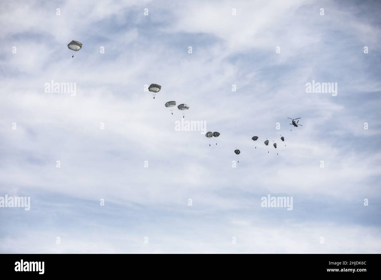 Fallschirmjäger der US-Armee, die der 173. Airborne Brigade zugeordnet sind, führen während des Bajonet Ready 22 einen Luftsprung im Joint National Readiness Center im Hohenfels Training Area, Deutschland, am 20. Oktober 2021 durch. Übung Bayonet Ready 22 ist eine Richtlinie der United Sates Army Southern European Task Force – Africa, die vom 17. Bis 30. Oktober 2021 vom 7. Armeeausbildungskommando und der 173. Luftbrigade im Joint National Training Center im Hohenfels Training Area, Deutschland, durchgeführt wird. Die Übung soll die eingezäunte Trainingsstrategie des Brigadekommandanten erleichtern, um tödliche Uni aufzubauen Stockfoto