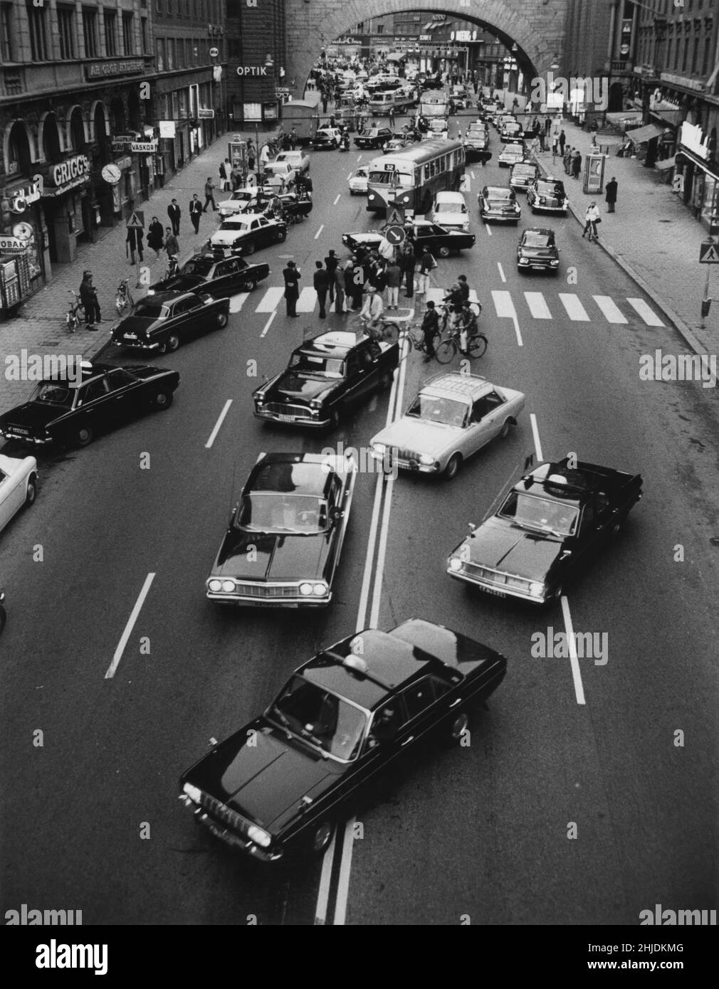 Am Tag, an dem Schweden auf der linken Seite fuhr, wurde es auf der rechten Straßenseite gefahren. Bild aus dem Moment um 5 Uhr. Am 3 1967. september, als Autos die Seite wechseln und von links nach rechts gehen. Ein großes Ereignis, bei dem Befürchtungen geäußert wurden, dass die Unfälle aufgrund der Verschiebung viele sein würden, aber stattdessen stellte sich heraus, dass dies der umgekehrte Weg war. Die Stockholmer Straße Kungsgatan. Stockfoto