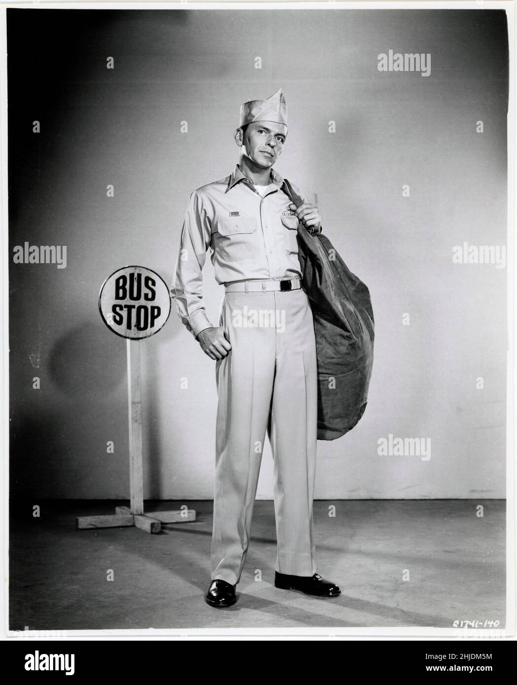 Frank Sinatra. Amerikanischer Sänger und Schauspieler. 1915-1998. Als privater Angelo Maggio beim Filmen des Films von hier in die Ewigkeit, der am 5 1953. august Premiere hatte. Stockfoto