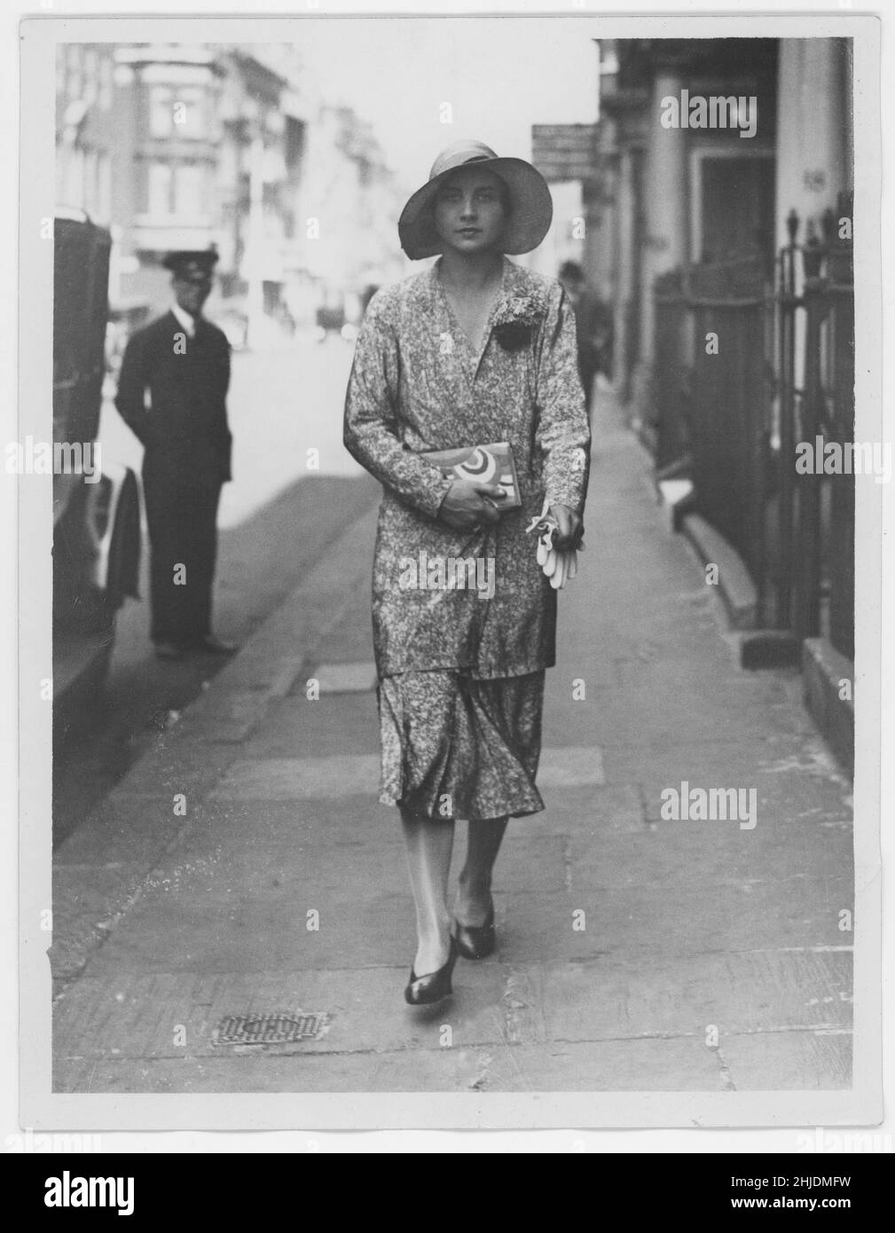 Helen Wills. Amerikanischer Teenie-Spieler. Oktober 6 1905 - Januar 1 1998. Auch bekannt durch ihre verheirateten Namen Helen Wills Moody und Helen Wills Roark. Sie wurde berühmt, weil sie insgesamt neun Jahre lang die Spitzenposition im Frauen-Tennis innehielte: 1927–33, 1935 und 1938. Während ihrer Karriere gewann sie 31 Grand-Slam-Turniertitel (Einzel-, Doppel- und Mixed-Doubles), darunter 19 Einzeltitel. Wills war die erste amerikanische Athletin, die eine globale Berühmtheit wurde und Freundschaften mit Royalty- und Filmstars geschlossen hat, obwohl sie es vorgezogen hat, aus dem Rampenlicht zu bleiben. Sie wurde für ihren anmutigen Körperbau bewundert Stockfoto