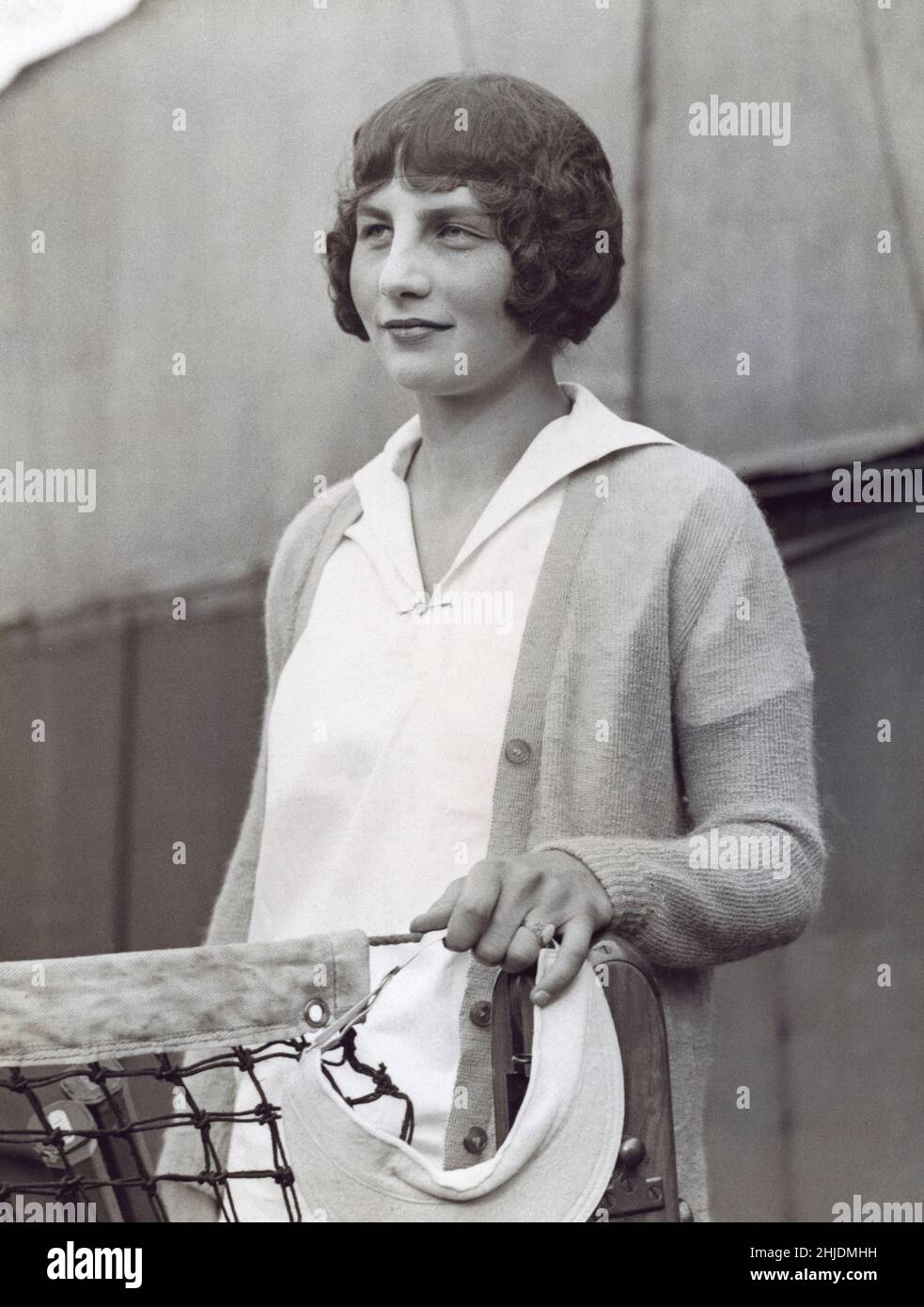 Helen Wills. Amerikanischer Teenie-Spieler. Oktober 6 1905 - Januar 1 1998. Auch bekannt durch ihre verheirateten Namen Helen Wills Moody und Helen Wills Roark. Sie wurde berühmt, weil sie insgesamt neun Jahre lang die Spitzenposition im Frauen-Tennis innehielte: 1927–33, 1935 und 1938. Während ihrer Karriere gewann sie 31 Grand-Slam-Turniertitel (Einzel-, Doppel- und Mixed-Doubles), darunter 19 Einzeltitel. Wills war die erste amerikanische Athletin, die eine globale Berühmtheit wurde und Freundschaften mit Royalty- und Filmstars geschlossen hat, obwohl sie es vorgezogen hat, aus dem Rampenlicht zu bleiben. Sie wurde für ihren anmutigen Körperbau bewundert Stockfoto