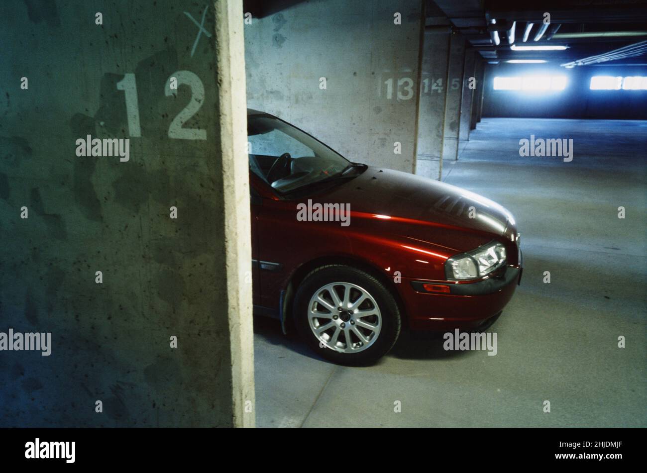 Rotes Auto in Parkhaus Stockfoto