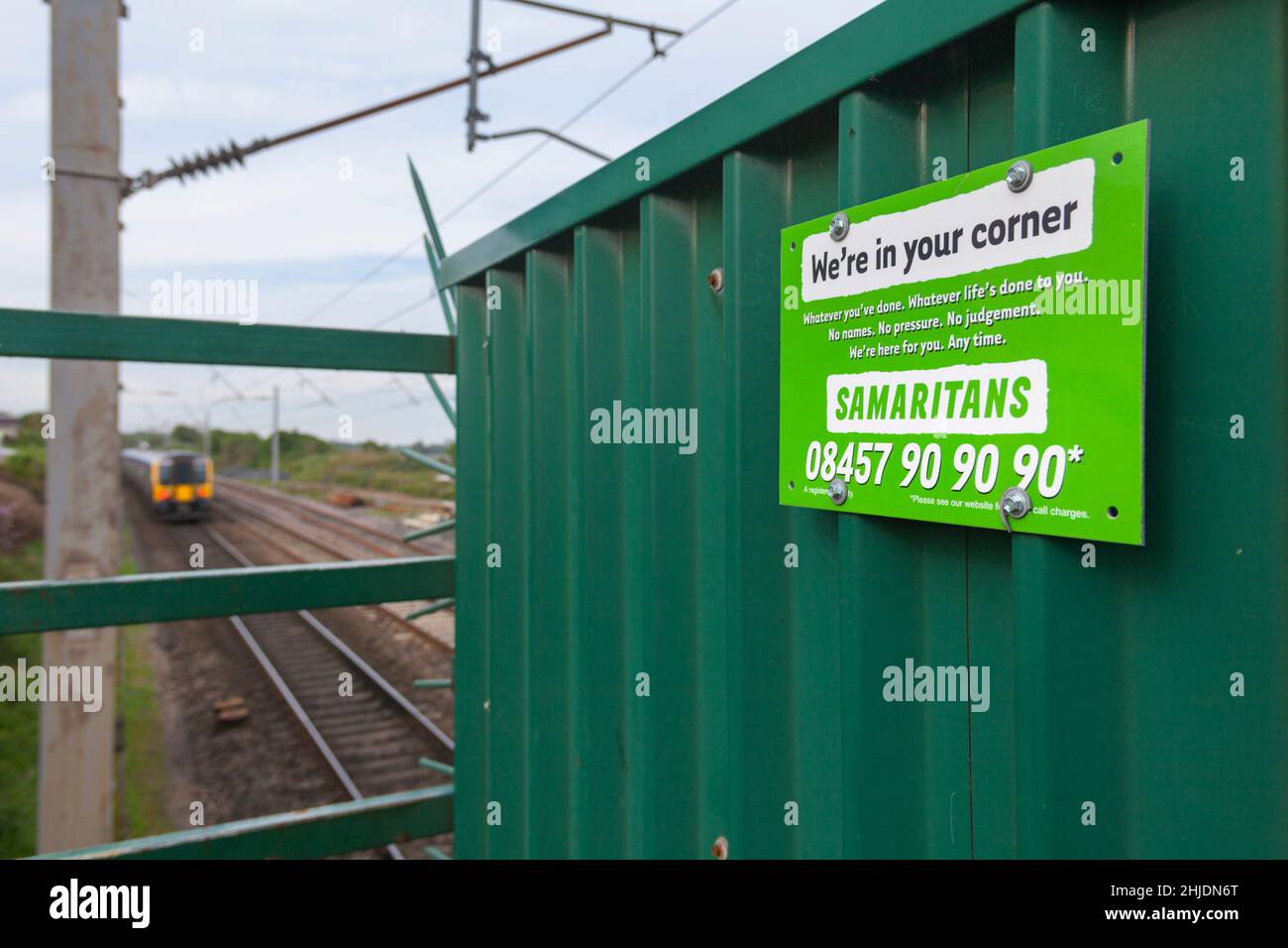 Samaritaner Plakat an einer Eisenbahnlinie, Teil des Small Talk rettet Leben Suizidpräventionsprogramm mit Network Rail Stockfoto