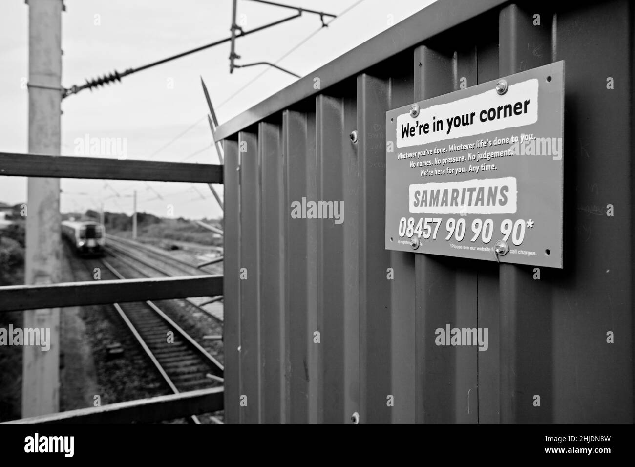 Samaritaner Plakat an einer Eisenbahnlinie, Teil des Small Talk rettet Leben Suizidpräventionsprogramm mit Network Rail Stockfoto
