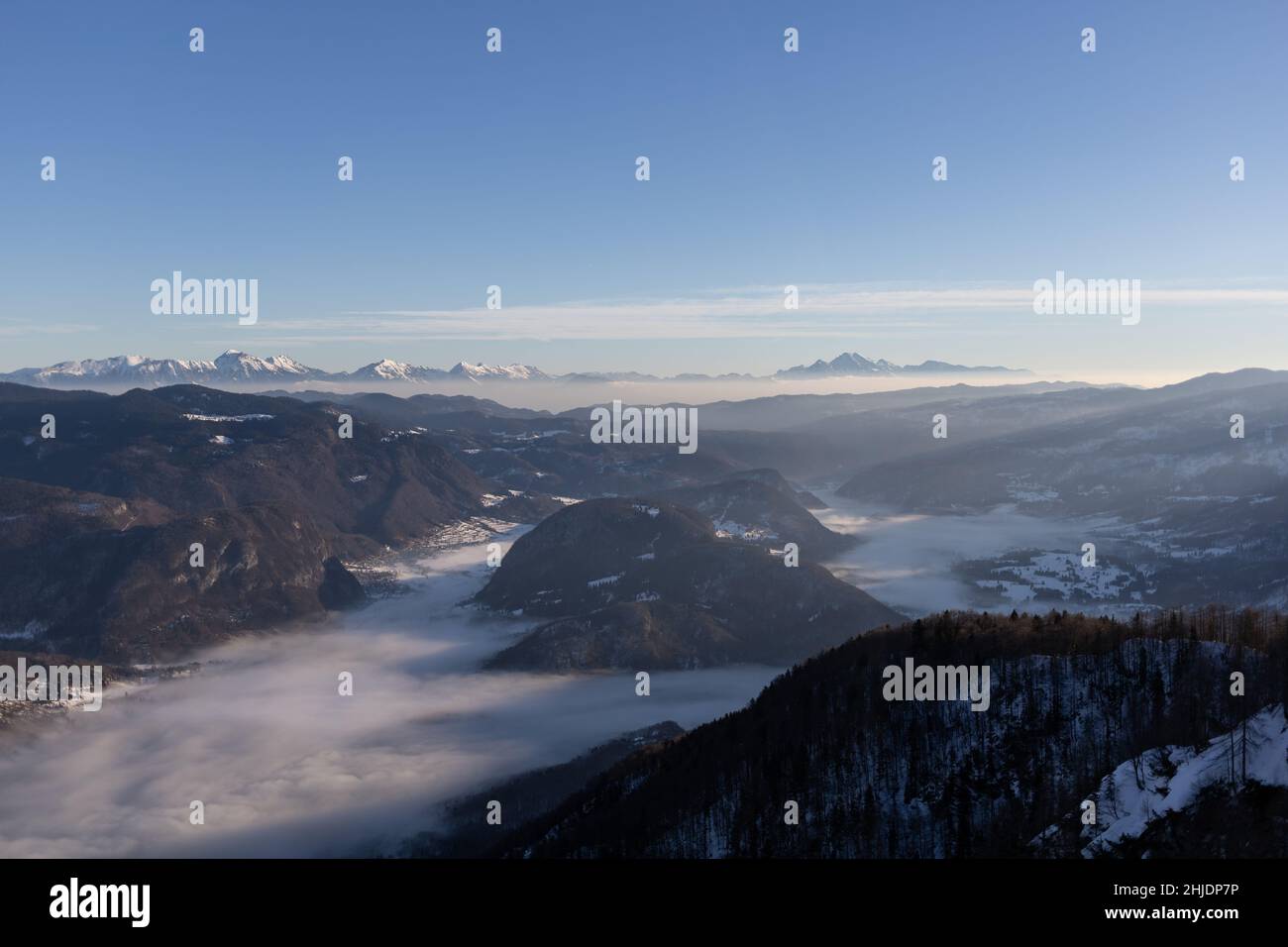 Berggipfel mit Schnee und nebligen Tal bedeckt. Hochwertige Fotos Stockfoto