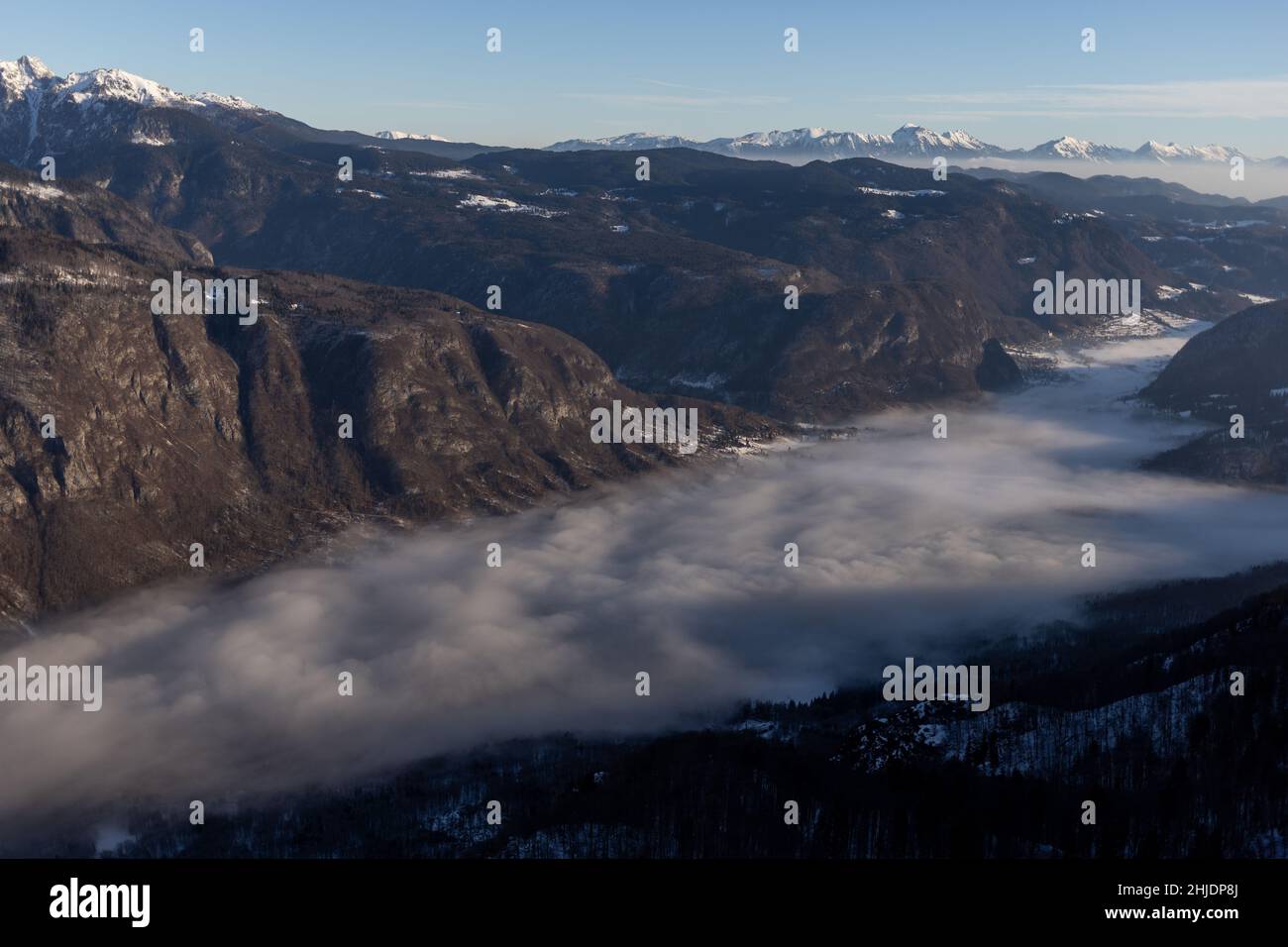 Berggipfel mit Schnee und nebligen Tal bedeckt. Hochwertige Fotos Stockfoto