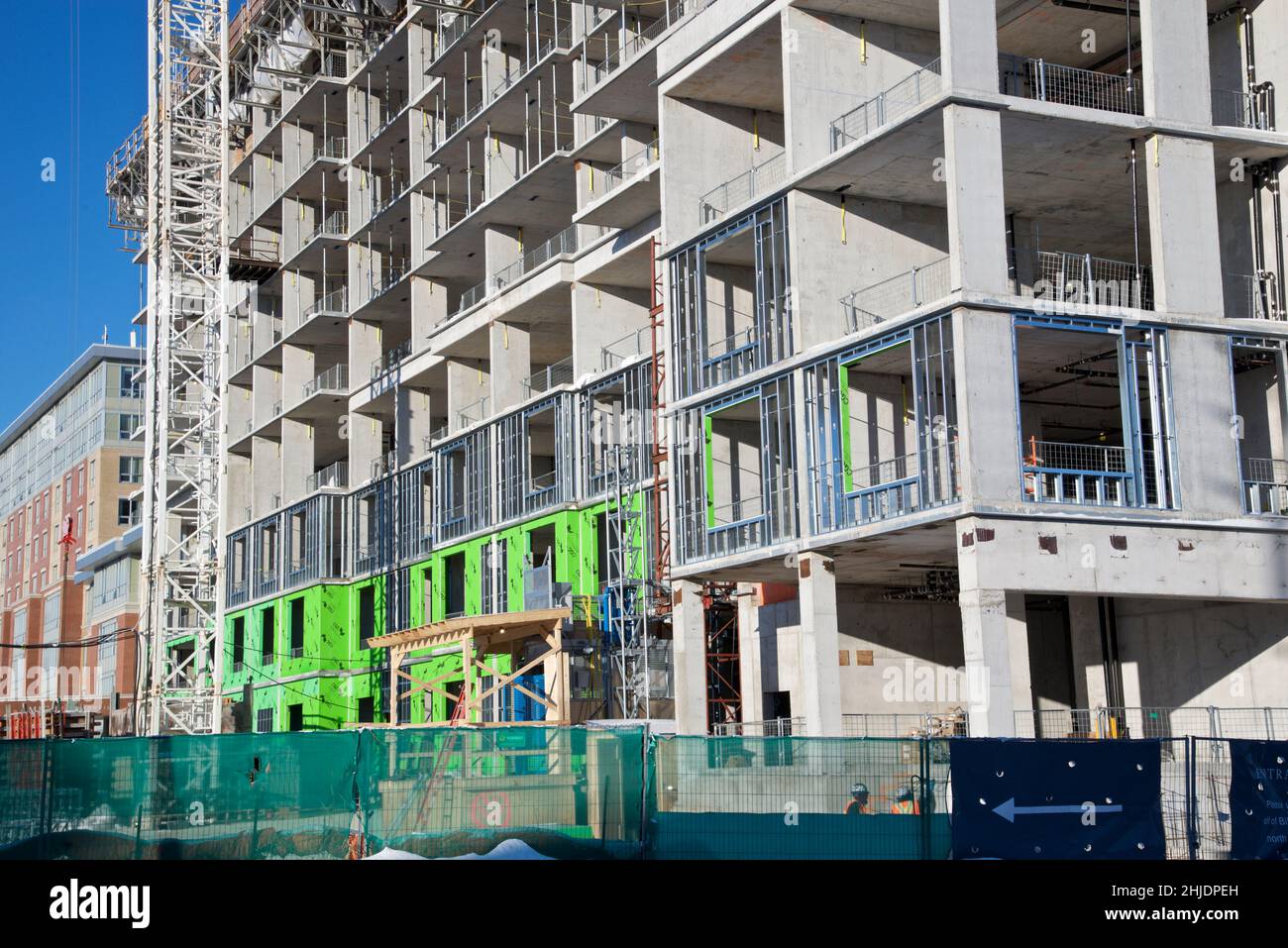 Betonhochhaus im Bau mit weißem Turmdrehkran Stockfoto