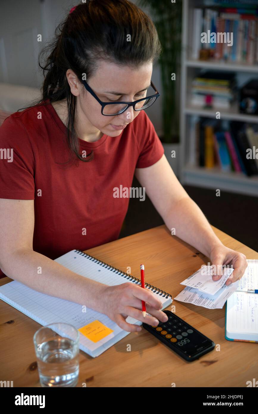 Januar 4th 2021: London, Großbritannien: Buchhalter, der Schreibarbeit in einem Heimbüro macht Stockfoto