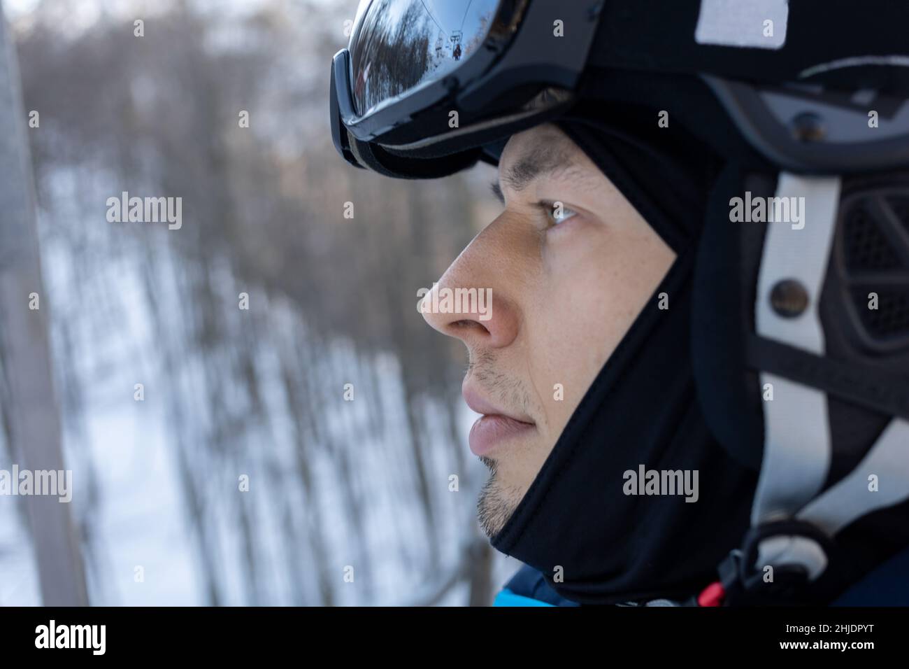 Skisportrait am Sessellift in Helm und Maske. Hochwertige Fotos Stockfoto