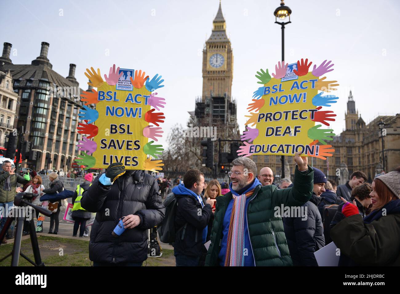 London, Großbritannien. 28th Januar 2022. Während der Demonstration sahen die Demonstranten Plakate halten, die ihre Meinung zum Ausdruck brachten.die britische Gebärdensprache und die gehörlose Gemeinschaft versammelten sich gegenüber dem britischen Parlament zur Unterstützung des BSL-Gesetzes (British Sign Language), das die Gebärdensprache als Amtssprache des Vereinigten Königreichs anerkennt. Kredit: SOPA Images Limited/Alamy Live Nachrichten Stockfoto