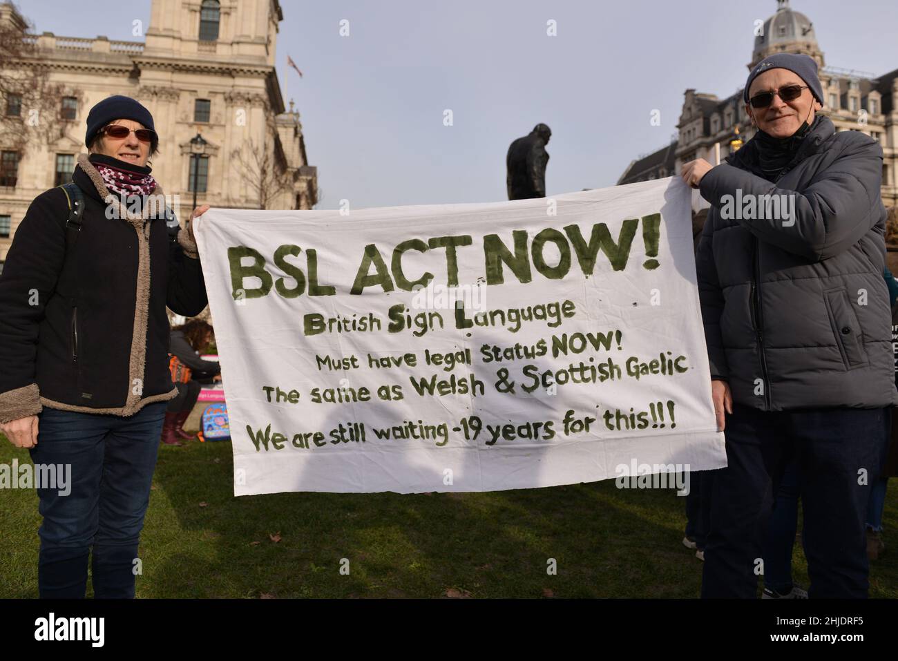 London, Großbritannien. 28th Januar 2022. Die Demonstranten sahen während der Demonstration ein Transparent halten, auf dem ihre Meinung zum Ausdruck kam.die britische Gebärdensprache und die gehörlose Gemeinschaft versammelten sich gegen das britische Parlament zur Unterstützung des BSL-Gesetzes (British Sign Language), das die Gebärdensprache als Amtssprache des Vereinigten Königreichs anerkennt. (Foto von Thomas Krych/SOPA Images/Sipa USA) Quelle: SIPA USA/Alamy Live News Stockfoto