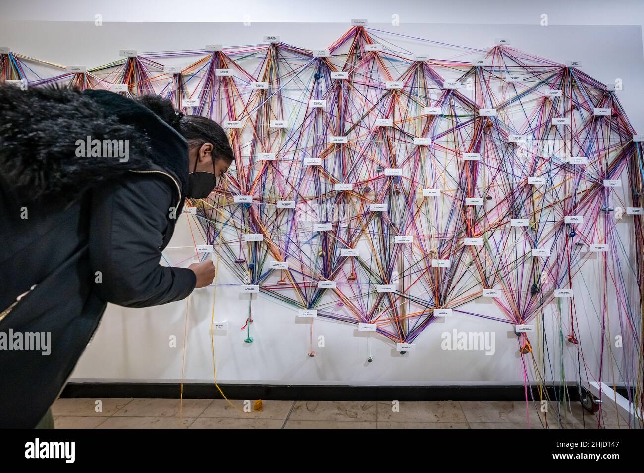 London, Großbritannien. 28th Januar 2022. Der Bürgermeister von London, Sadiq Khan, besucht den Stadtteil Lewisham Borough of Culture, um den ‘Day One’ des ausgewählten Londoner Stadtteils mit kulturellen Festen und Feierlichkeiten zu beginnen. Im Bild: ‘Identity Tapestry’ der US-Künstlerin Mary Corey March im Lewisham Shopping Centre. Dieses Kunstwerk lädt Menschen ein, ‘ihre Identität zu „vermarkten“, indem es handgefärbte Garne verwendet, um eine Liste von Provokationen für eine Installation zu markieren, die auf sie zutrifft. Kredit: Guy Corbishley/Alamy Live Nachrichten Stockfoto
