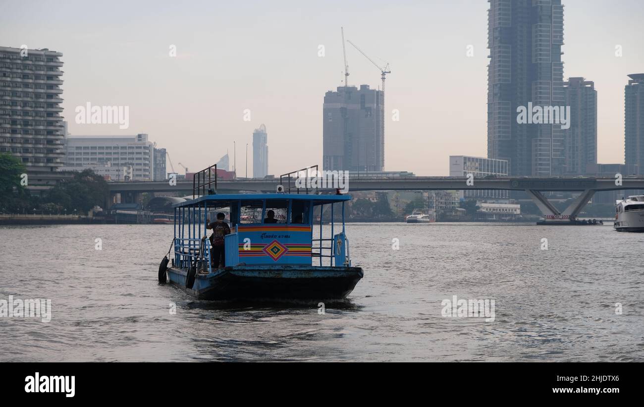 Klong San Ferry Boot zum Si Phraya Pier Chao Phraya River Sathon Taskin Bridge im Hintergrund Stockfoto