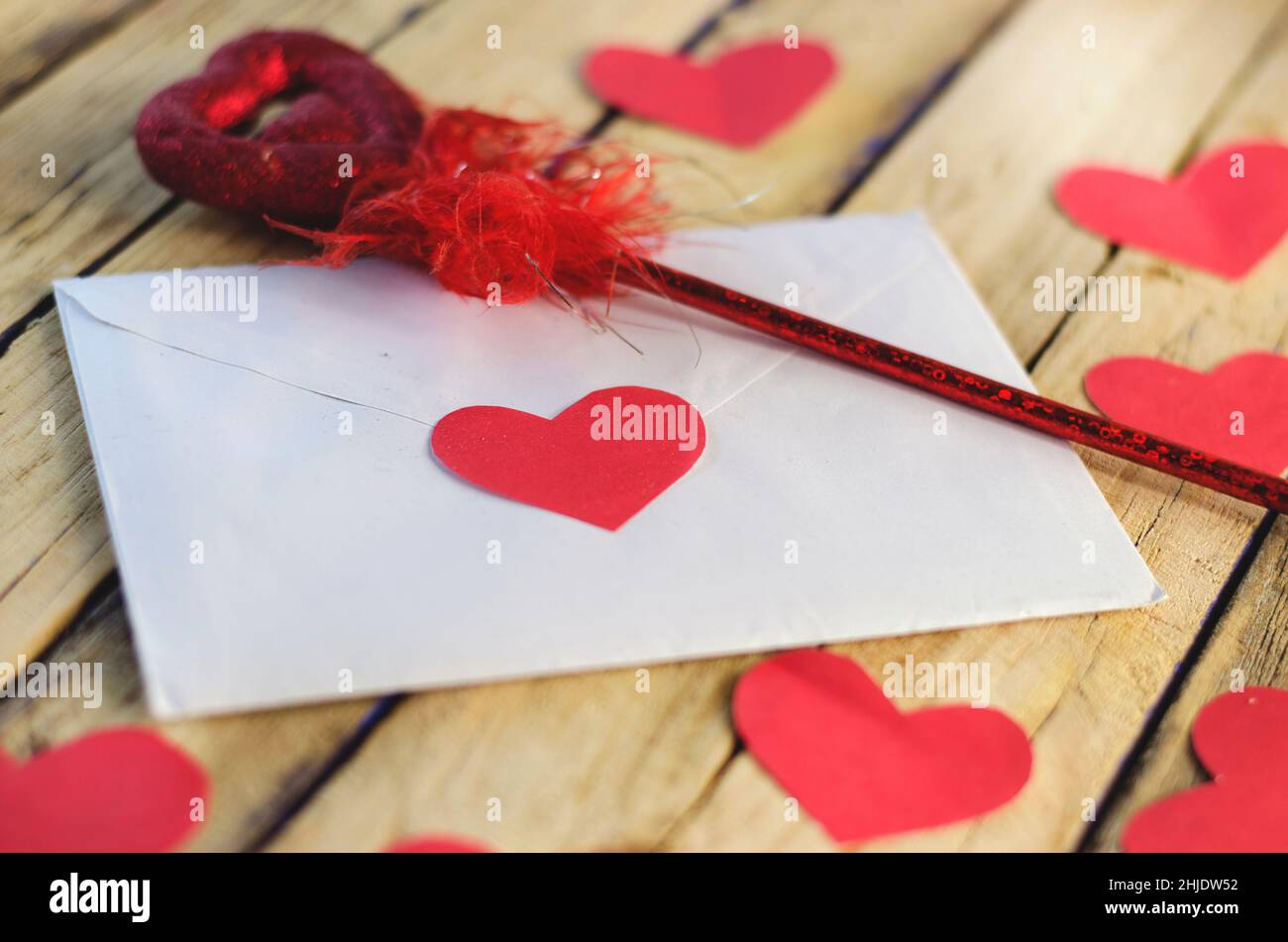 Schrift und rote Herzen auf einer hölzernen Oberfläche Stockfoto