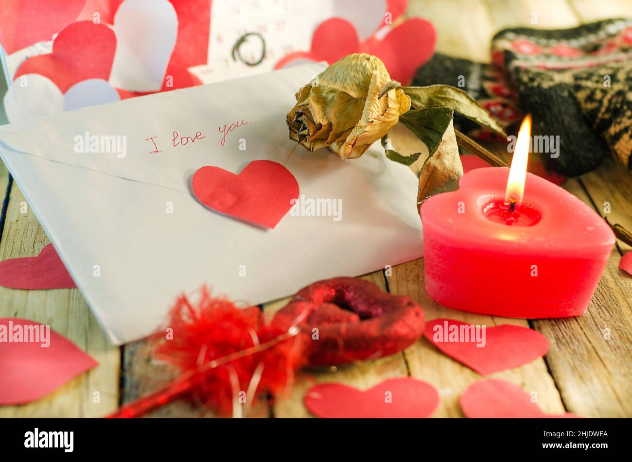 Der Brief und das Herz romantisch am Valentinstag Stockfoto