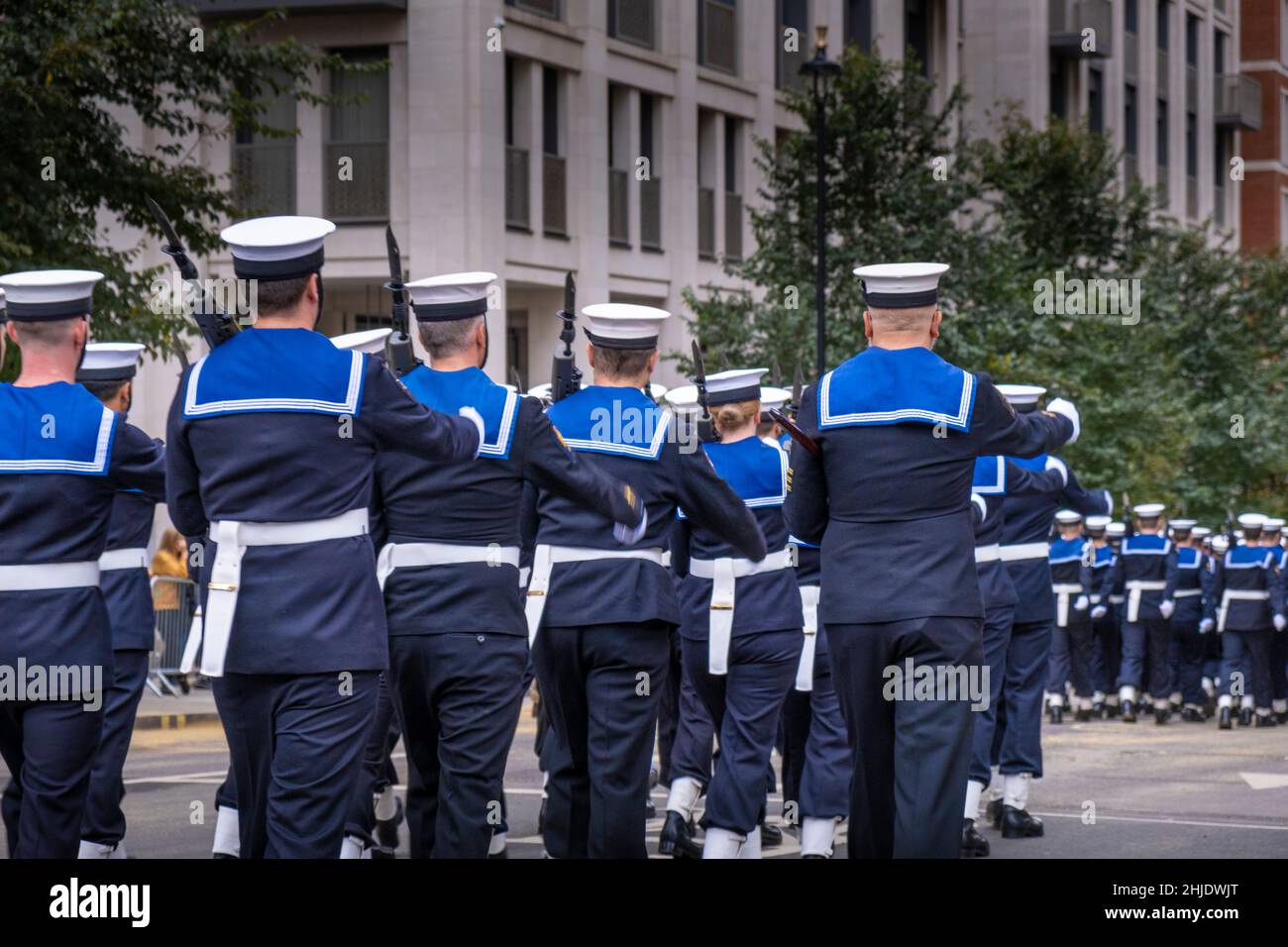 Truppen der Royal Navy marschieren auf einer Londoner Straße. City of London Sea Cadets, London, Großbritannien Stockfoto