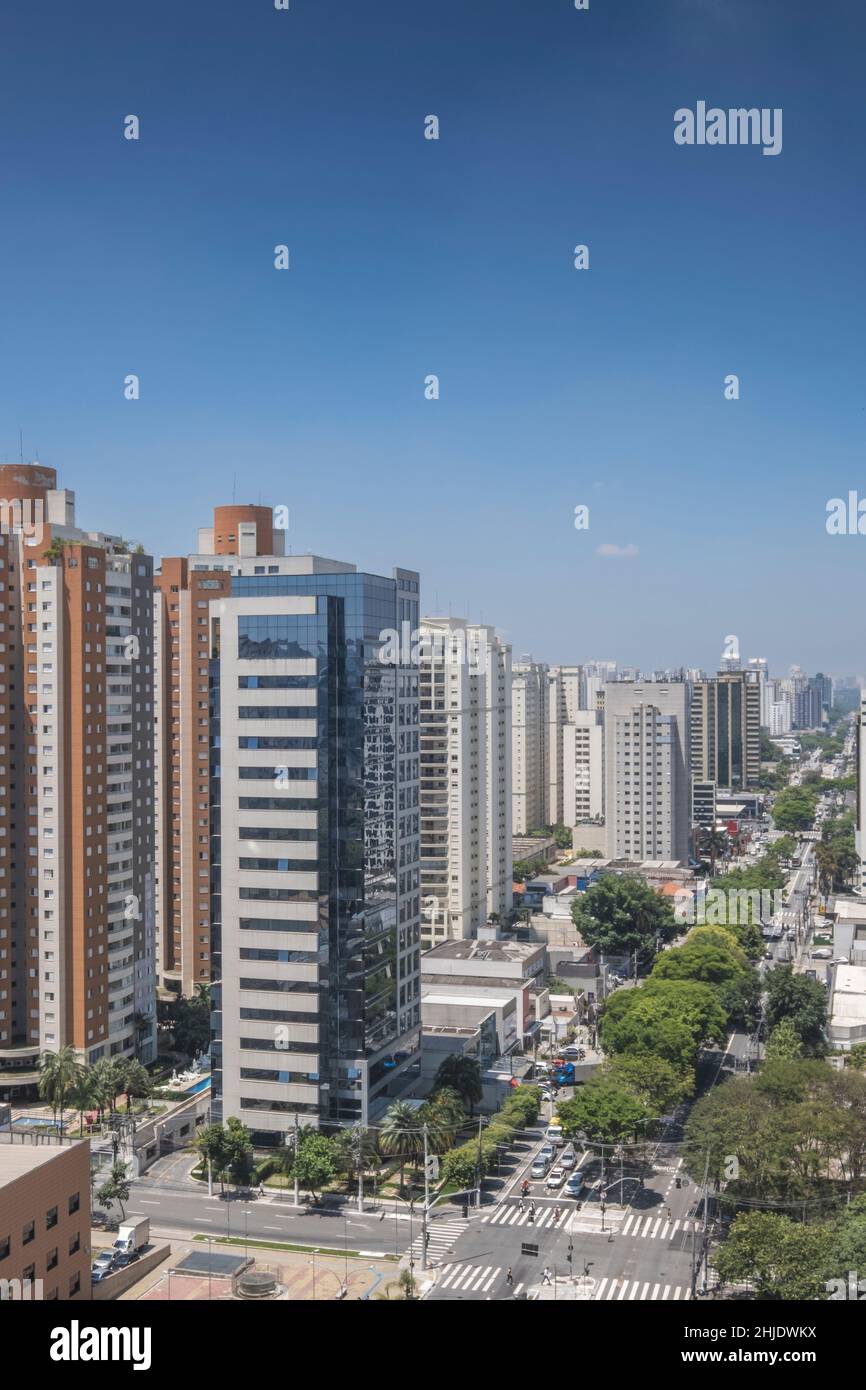 Geschäfts- und Wohngebäude in der Nähe der Avenida Ibirapuera, im Stadtteil Moema, São Paulo, Brasilien. Platz kopieren, keine Personen. Stockfoto