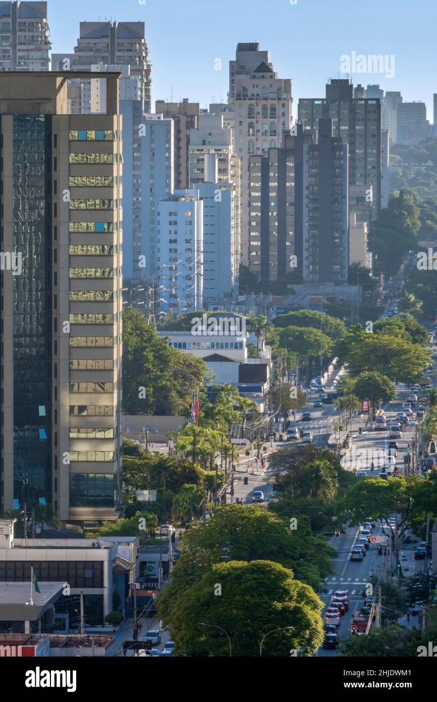 Geschäfts- und Wohngebäude in der Nähe der Avenida Ibirapuera, im Stadtteil Moema, São Paulo, Brasilien. Platz kopieren, keine Personen. Stockfoto