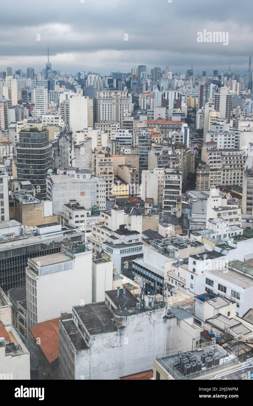 Brasilien, São Paulo. Skyline von hohen Geschäfts- und Wohngebäuden im Stadtzentrum. Größte Stadt Amerikas. Stockfoto