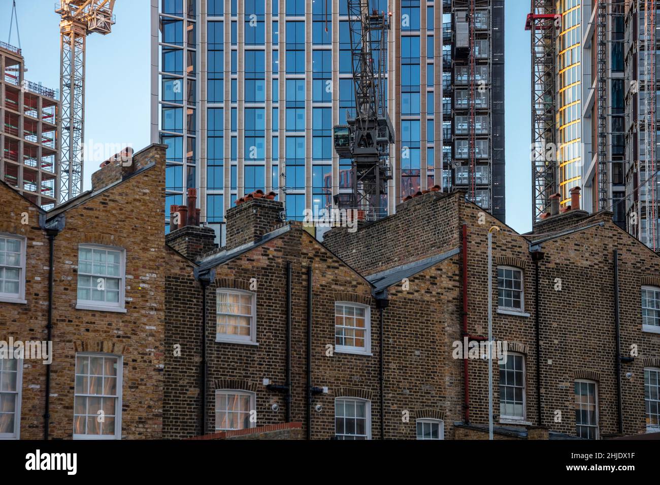 London, Vauxhall, georgianische Häuser und Wolkenkratzer. Backsteinhäuser aus dem 18th. Jahrhundert mit einer Kulisse moderner Wolkenkratzer im Bau Stockfoto