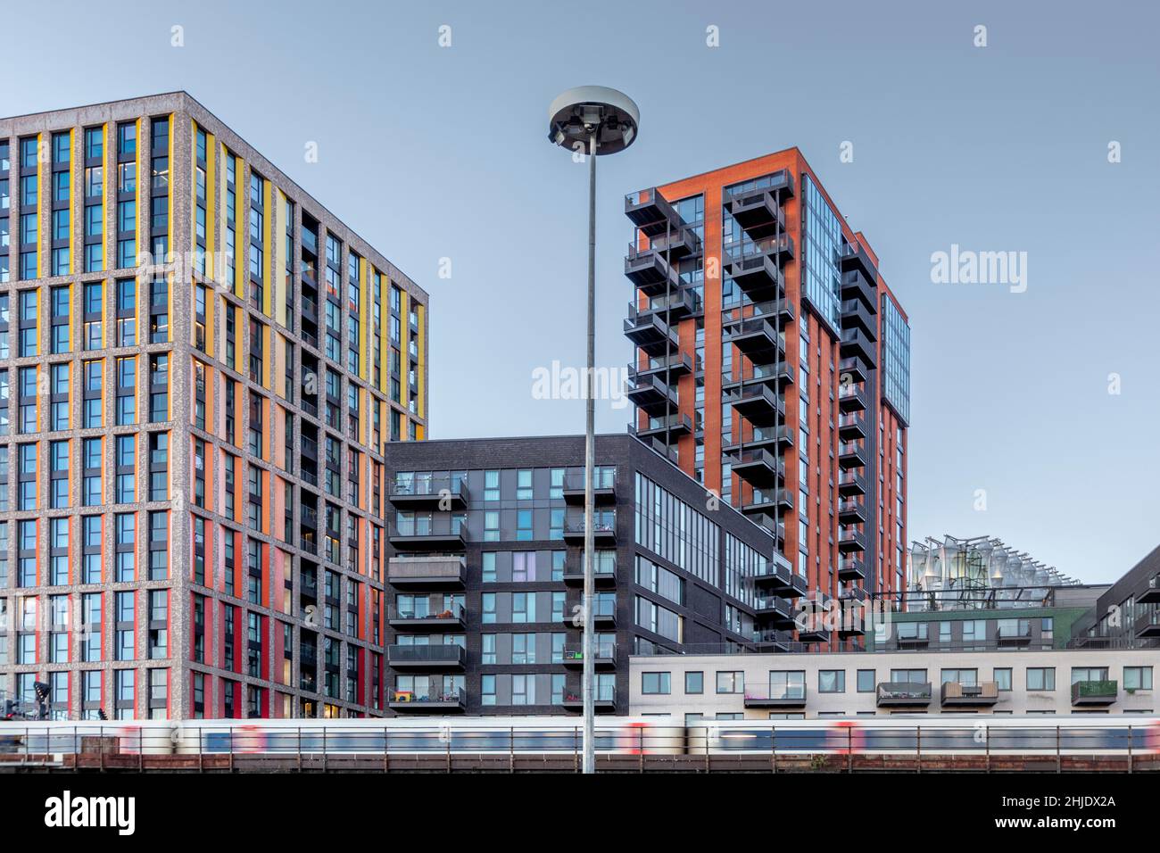 Neubauten in Nine Elms, Vauxhall, Wandsworth, London, SW11. Apartments und Büros rund um Bellway Building und Embassy Gdns. Ansicht vom Händlerweg. Stockfoto