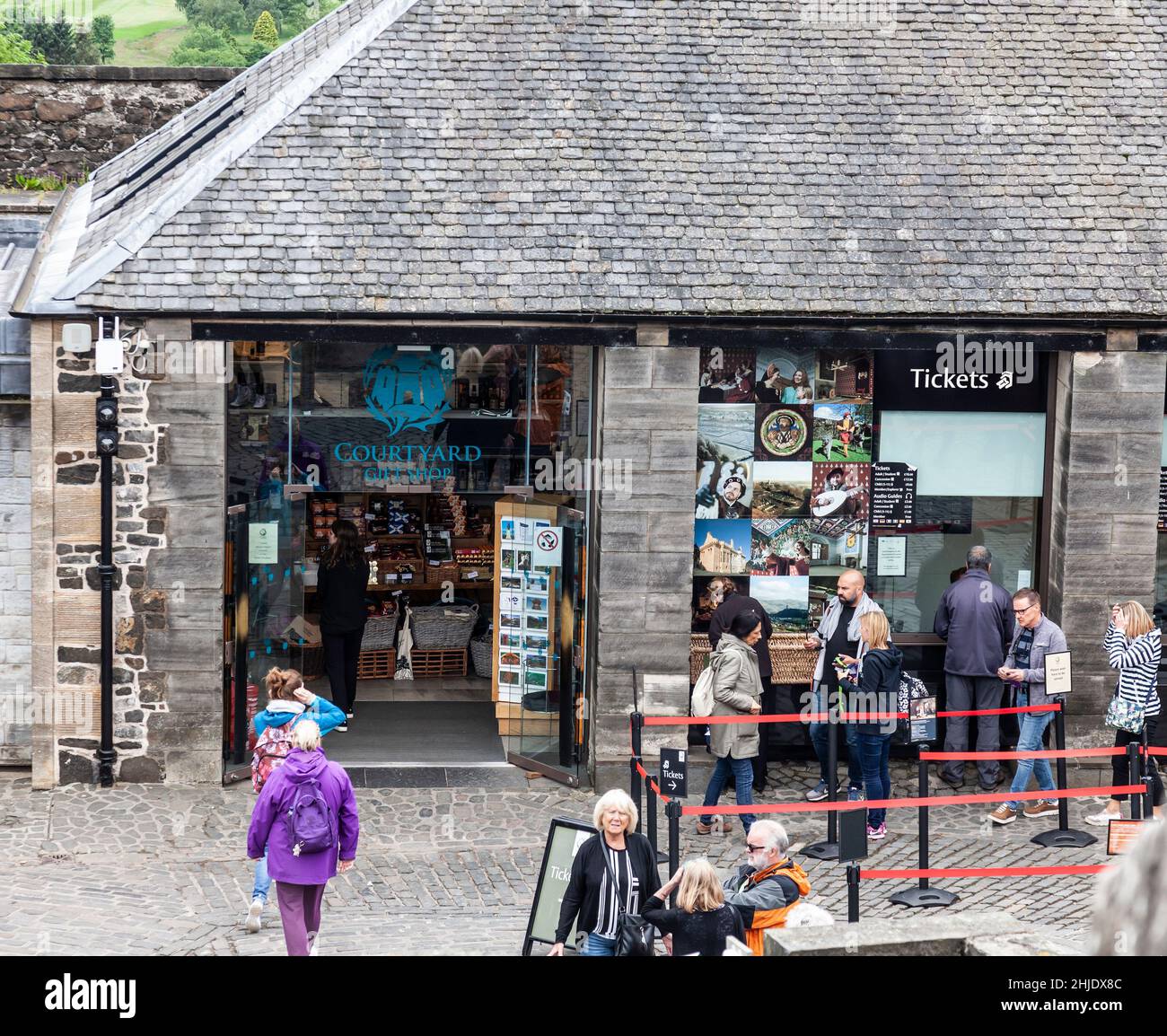 Besucher rund um den Ticketschalter und den Hofladen von Stirling Castle, in Stirling, Schottland, Großbritannien Stockfoto