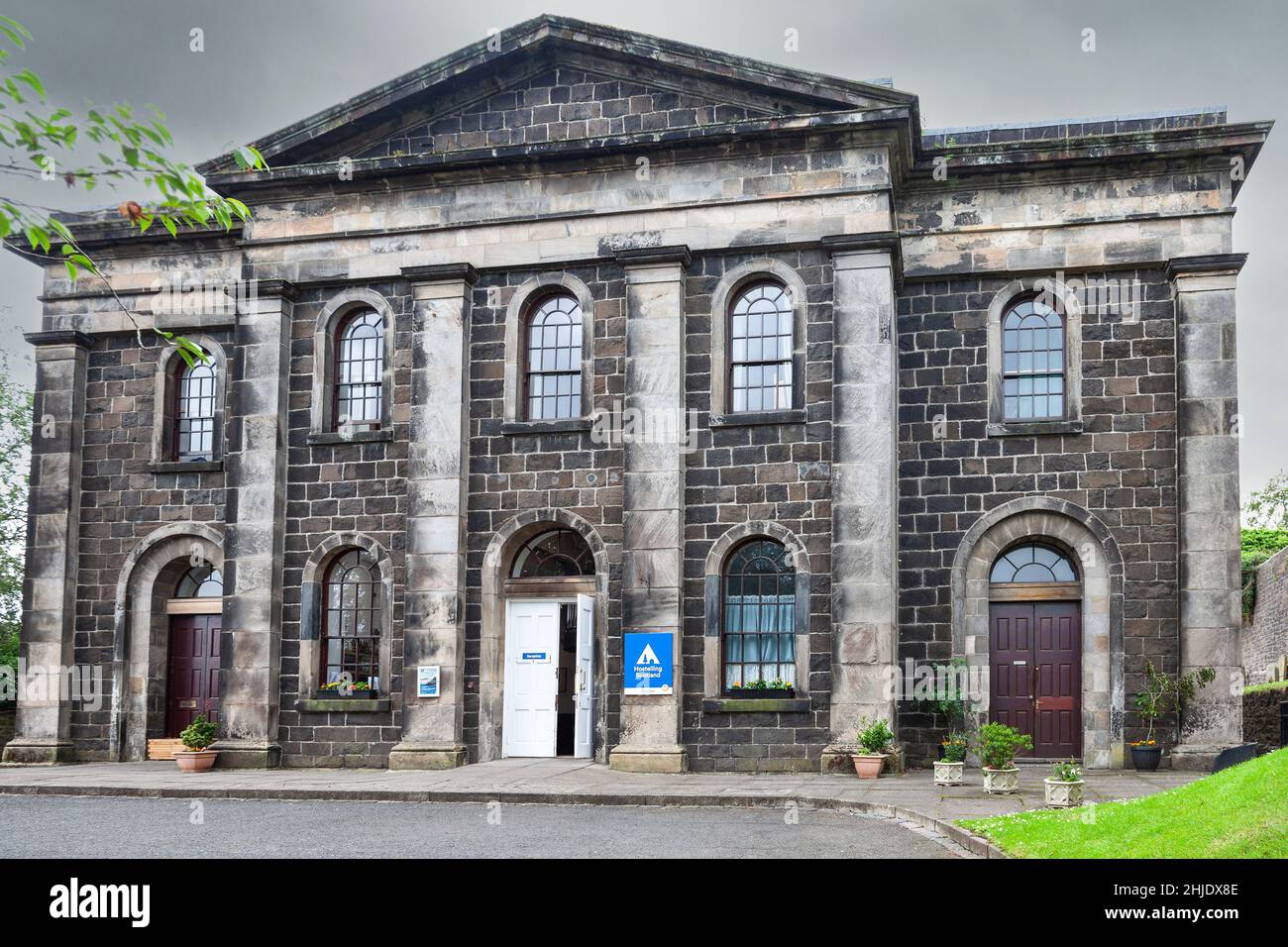 Frontansicht der Jugendherberge im Stadtzentrum von Stirling, Schottland, Großbritannien. Die Fassade ist der einzige verbleibende Teil der ehemaligen Erskine Marykirk Stockfoto