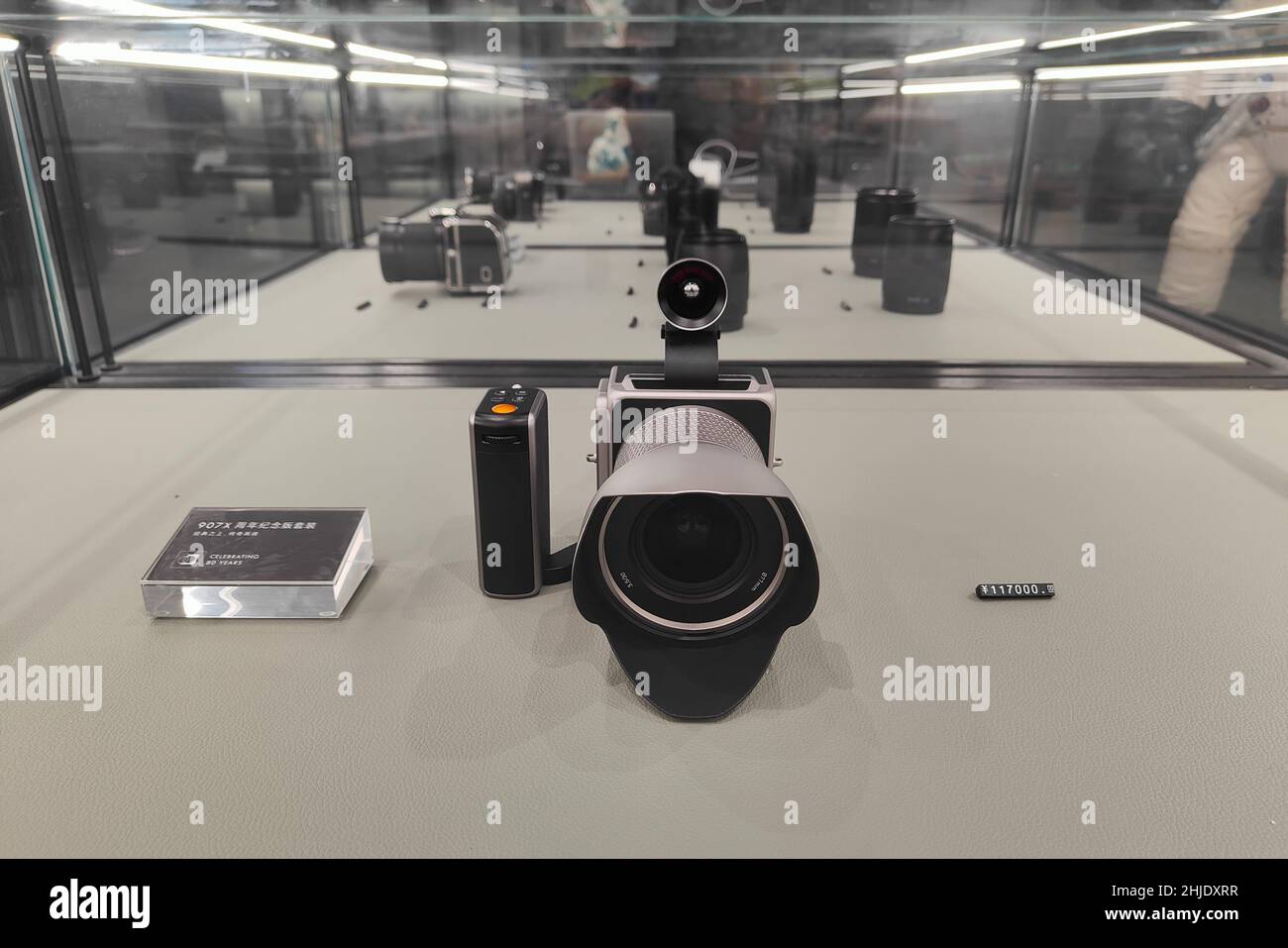 SHANGHAI, CHINA - 28. JANUAR 2022 - die Kameraabteilung Hasselblad im DJI-Flagship-Store in Shanghai, China, 28. Januar 2022. Stockfoto