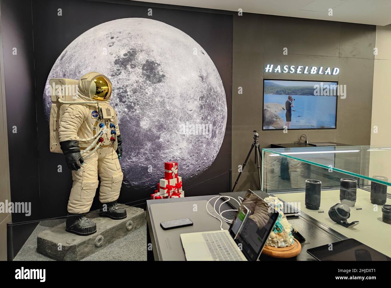 SHANGHAI, CHINA - 28. JANUAR 2022 - die Kameraabteilung Hasselblad im DJI-Flagship-Store in Shanghai, China, 28. Januar 2022. Stockfoto