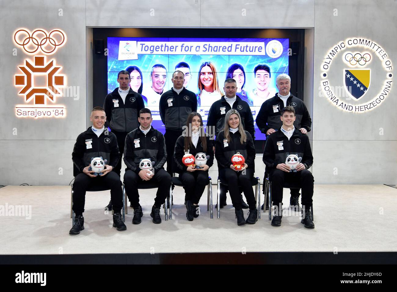 (220129) -- SARAJEVO, 29. Januar 2022 (Xinhua) -- das bosnische Olympische Team für die Olympischen Winterspiele 2022 in Peking posiert während einer Pressekonferenz in Sarajevo, Bosnien und Herzegowina, am 28. Januar 2022 für Gruppenfotos. Am Freitag fand in der Hauptstadt Sarajevo von Bosnien und Herzegowina eine Pressekonferenz statt, auf der das olympische Team, das Bosnien und Herzegowina bei den Olympischen Winterspielen 2022 in Peking vertreten wird, vorgestellt wurde. Zum bosnischen Olympia-Team gehören sechs Athleten, nämlich Elvedina Muzaferija (alpines Skifahren), Emir Lokmic (alpines Skifahren), Strahinja Eric (Langlaufen), Sanja Kusmuk (Langlaufen), Mirza Nikolajev (Sleddi Stockfoto