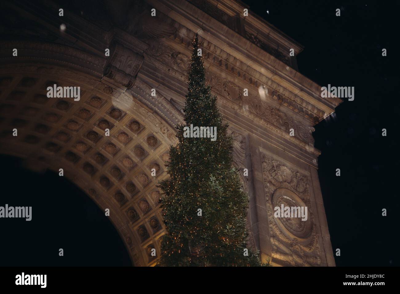 Washington Square Arch und Weihnachtsbaum im Schnee, Washington Square Park, Greenwich Village, Manhattan, New York City, Januar 2022 Stockfoto