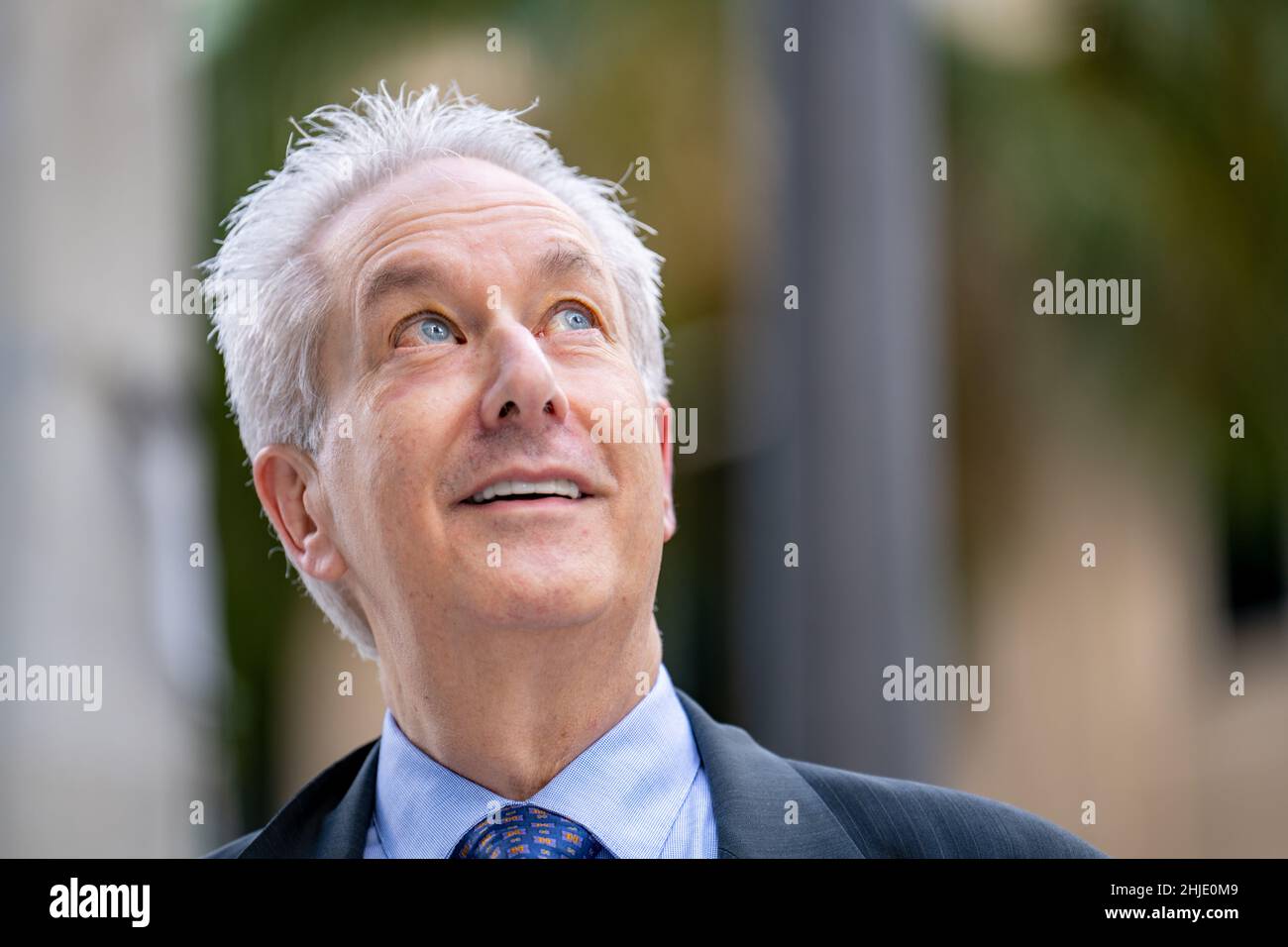 Hübscher, reifer Geschäftsmann, der einen Blick nach oben werfen kann Stockfoto