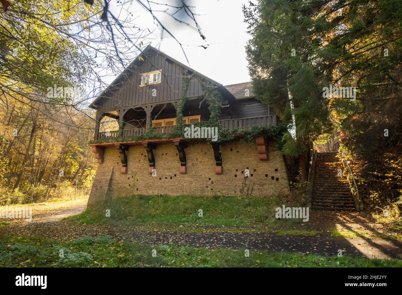 Langenhain Ziegenberg, Deutschland. 18th Januar 2022. Als normales Wohnhaus getarnt, liegt das ehemalige Führerhauptquartier Adlerhorst im Wald bei Langenhain-Ziegenberg. Der semi-unterirdische Bunkerkomplex wurde oft vergessen. Quelle: Boris Roessler/dpa/Alamy Live News Stockfoto