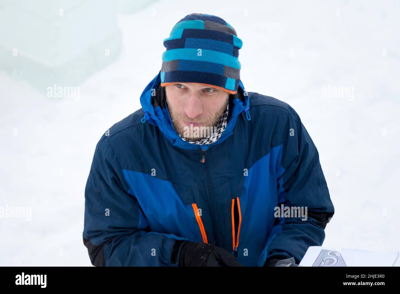 Portrait eines arbeitenden Assemblers in einer blauen Strickmützenjacke am Arbeitsplatz Stockfoto