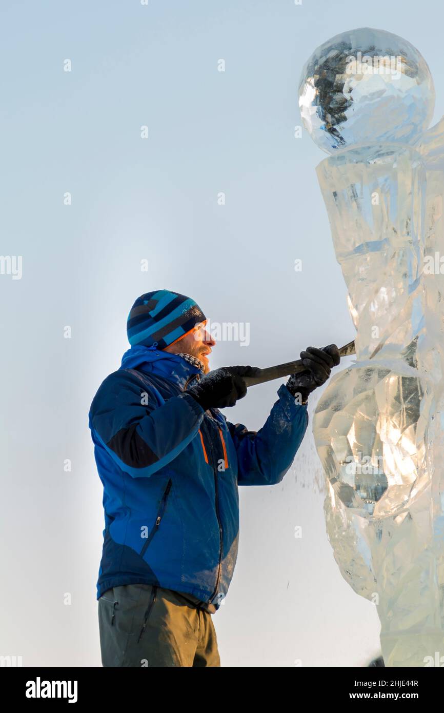 Der Bildhauer schneidet ein Eis Abbildung aus einem Block aus Eis für Weihnachten Stockfoto